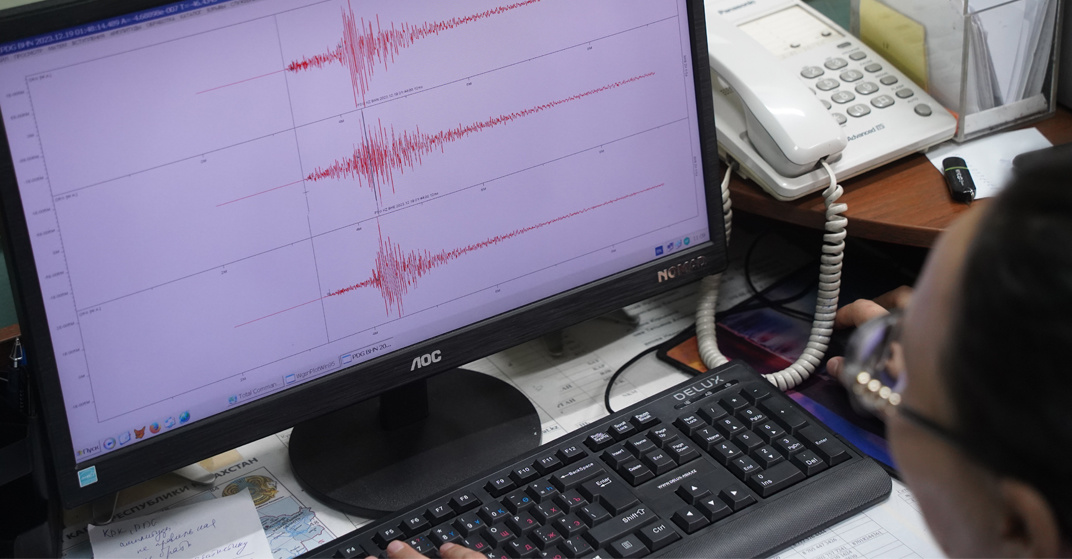 Seismologe wertet ein am Computer dargestelltes Seismogramm aus