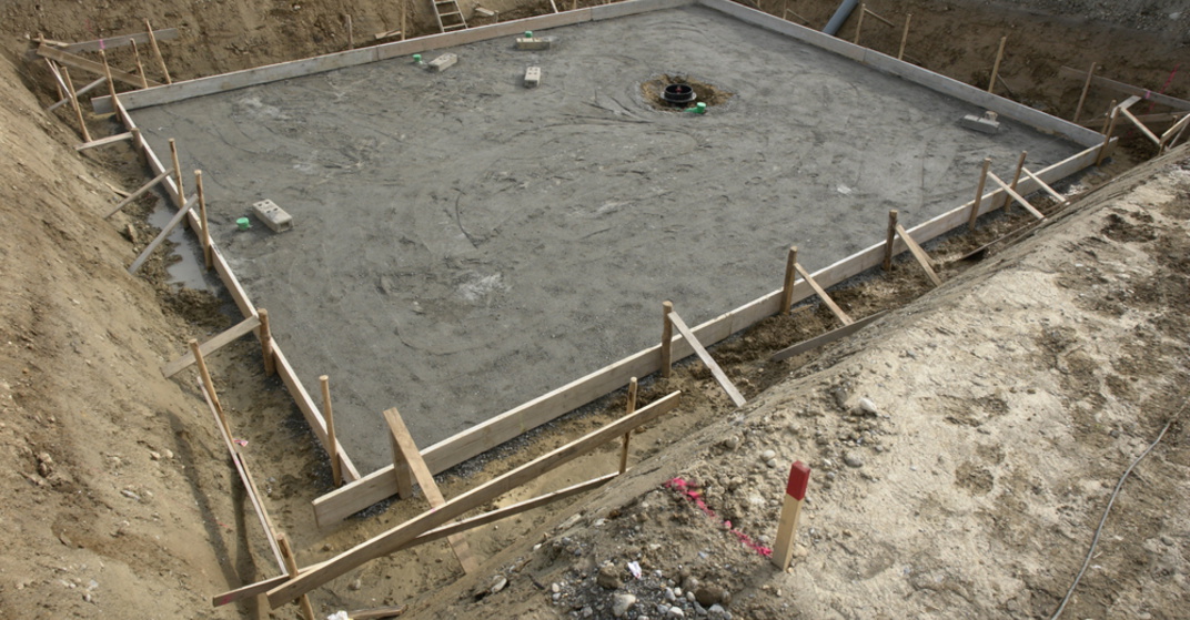 fertig betonierte Fundamentplatte in sehr tiefer Baugrube. Beispiel für Kellergründung als Tiefgründung. 