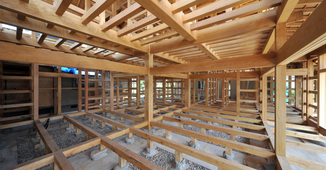 Rohbau aus Holz: großer Raum in Holzriegel-Bauweise auf Schüttung geständert, Blick in oberer Geschoße frei